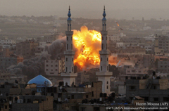 タイトル：イスラエルによるガザ爆撃　撮影者：ハテム・ムーサ（AP）