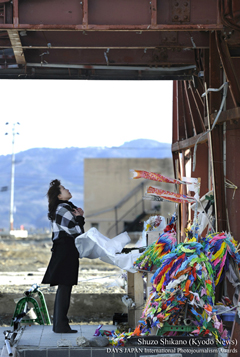 タイトル：東日本大震災　亡き人への想い胸に　撮影者：鹿野　修三（Kyodo News）