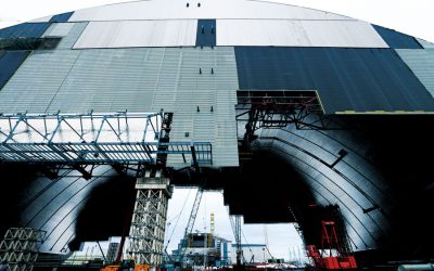 2016年中に建設工事を終え、チェルノブイリ原発3、4号炉（写真背後）を覆う予定となっているドーム（写真手前）。巨大事業のため計画は二転三転したが、フランスを中心とするヨーロッパの共同事業体NOVARKAによって進められている。写真はすべて、チェルノブイリ地区、ウクライナ。
2016年1月14日