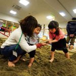 屋内遊技場「ペップキッズ郡山」で、砂遊びをする子どもたち。福島県郡山市。2013 年1 月14 日