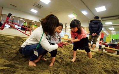 屋内遊技場「ペップキッズ郡山」で、砂遊びをする子どもたち。福島県郡山市。2013 年1 月14 日