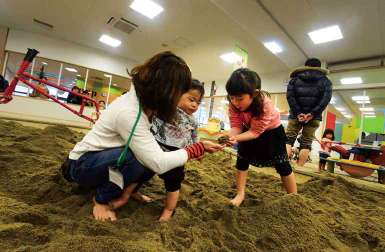 屋内遊技場「ペップキッズ郡山」で、砂遊びをする子どもたち。福島県郡山市。2013 年1 月14 日