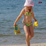 生まれて初めて海に入るマルガリータ（7歳）。母親のインナは彼女を出産後に亡くなった。保養施設ユージャンカ、黒海沿岸、ウクライナ。2016年7月4日
