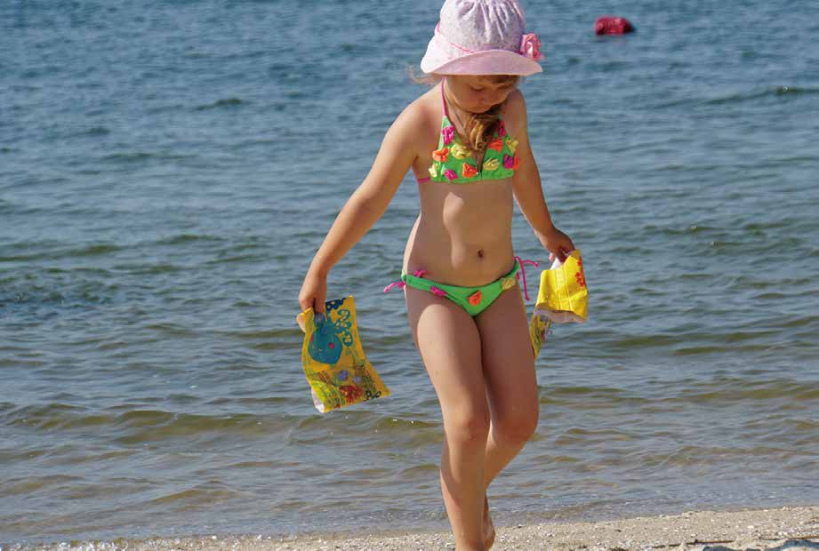 生まれて初めて海に入るマルガリータ（7歳）。母親のインナは彼女を出産後に亡くなった。保養施設ユージャンカ、黒海沿岸、ウクライナ。2016年7月4日