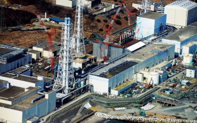 空撮した福島第一原発４号機（手前）と３号機（奥）。４号機の最上階に「心をひとつに、頑張ろう福島」の横断幕が張られていた。2013年2月28日