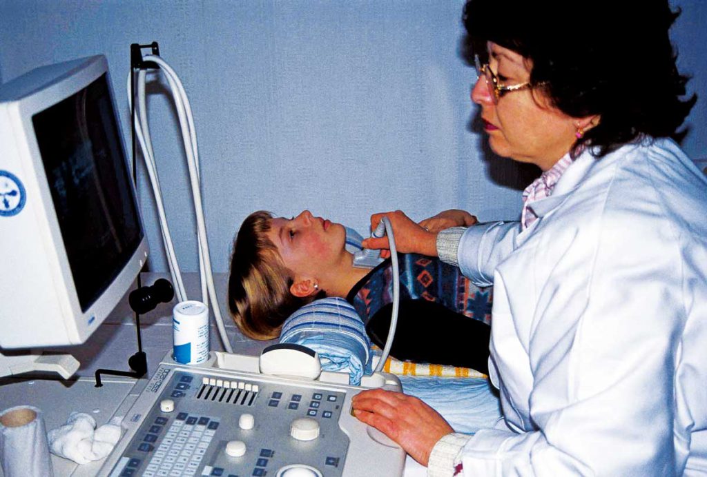 チェルノブイリ子ども基金が提供したエコー機械で、甲状腺の検診を受ける子ども。1998年