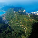 上空からみる佐田岬半島。３号機の再稼働が容認された伊方原発（右、３号 機は手前）と、５キロ圏内の集落（左）。真ん中に唯一の国道である197号 線（佐田岬メロディーライン）が走る。伊方町。2015年11月3日