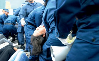 11月4日、キャンプシュワブ・ゲート前に初めて東京から警視庁機動隊が投入され、約100人だった警備が、200人にと倍増した。衝突と挑発は激化し、公務執行妨害容疑で現行犯逮捕された人、救急搬送される人が続出した。非暴力の抵抗は5日朝も続き、辺野古新基地建設反対の座り込みをしていたおよそ50人の非暴力の人々は、機動隊に強制撤去させられた。これを政府による新たな「琉球処分」だという声が囁かれた。写真は全て米軍基地キャンプシュワブ・ゲート前。11月5日朝7時ごろ