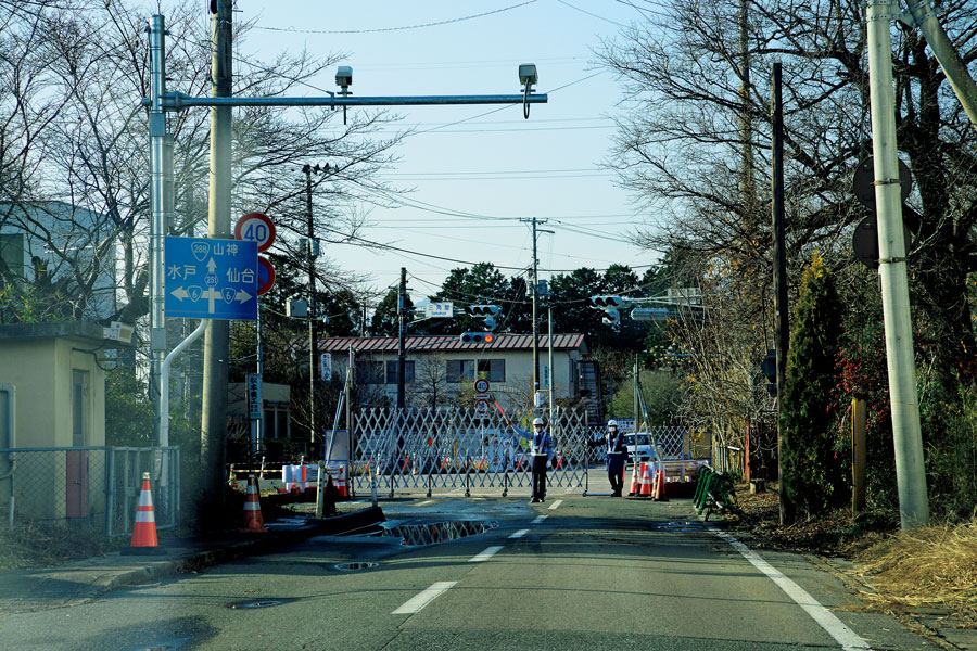 帰還困難区域の入口に設けられたゲート。Ａさんの自宅も帰還困難区域の中にあるため、今は適切な手続きを踏み、マスクや防護服を着用しないと立ち入ることができない。立ち入りは2時間に限られている