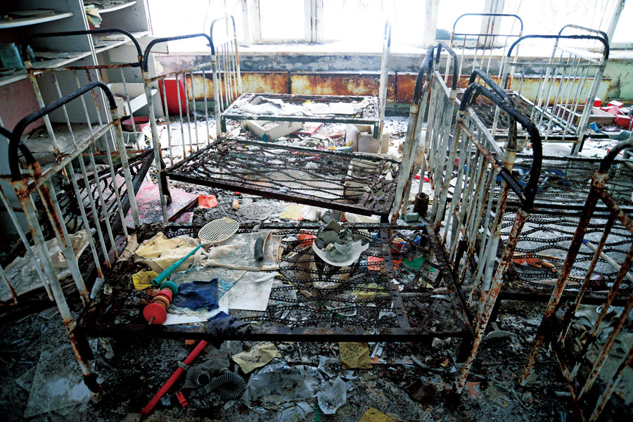 プリピャチ中央病院の病室。急性放射線障害の症状を起こし、爆発現場から運び込まれた消防士と原発運転員は、いったんこの病院に収容されて、すぐにモスクワに搬送された。プリピャチ、ウクライナ。2016年1月13日