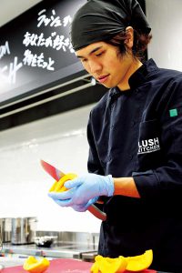 商品の原材料となるフルーツをカットする「シェフ」。原材料によって水分量などが異なるため、商品はすべて手作り。