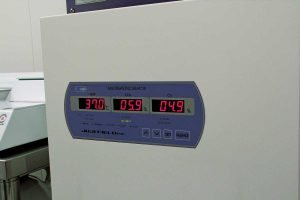 培養液に入れられた受精卵を培養するインキュベーター（培養庫）。内部には一定濃度のガスが流れ、温度は、胎内に近い状態に保たれている。