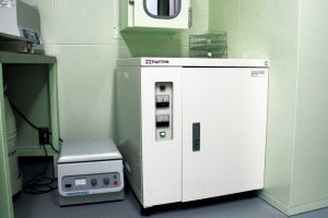 非常用の発電装置。地震等で停電になっても、約1日分の電気が供給できる。災害時は、病院スタッフが駆けつける決まりになっている。