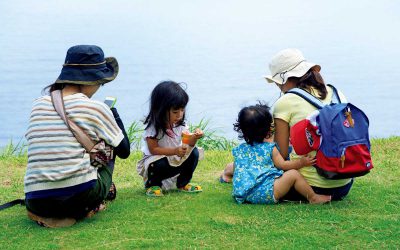福島の子どものための保養施設「沖縄・球美の里」を訪れた福島の親子。2012年9月