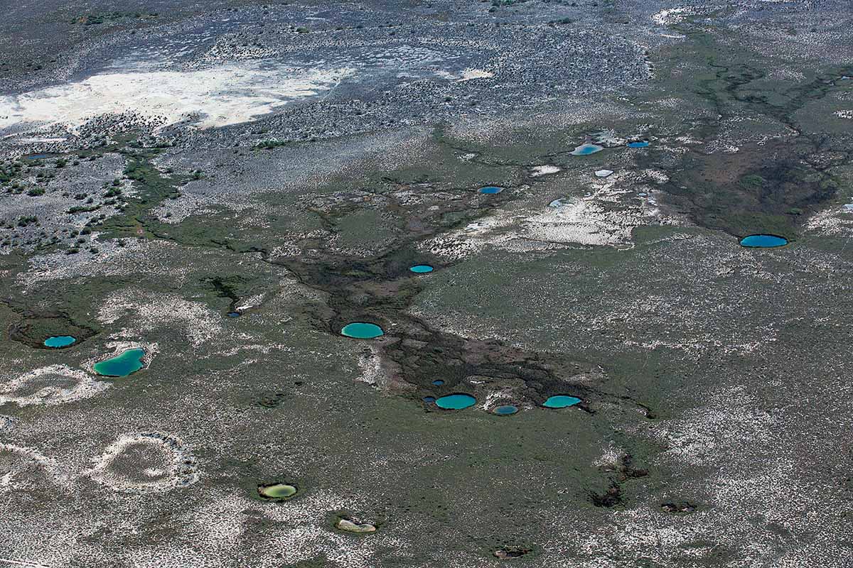 漠に点在する泉。これらの泉で酸素を生み出すバクテリアは、地球が経験した2度の氷河期と5度に渡る生命の大量絶滅をも乗り越え、38億年前から生息し続けている。白い円形の跡は、泉が干上がってしまった場所だ。写真はすべて、コアウイラ州、メキシコ。2014年9月10日