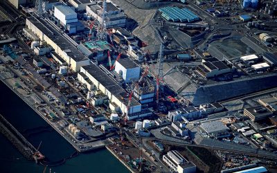 画面右から1、2、3、4号機と並ぶ。2号機は内部のデブリ（溶けた核燃料）と思われるものの撮影に成功したが、そのあたりの放射能は毎時530シーベルトと推計される。しかも圧力容器には大きい穴が確認された。6年かかってようやく内部のごく一部を覗くことができるようになった状態だ。福島第一原発。2017年1月25日