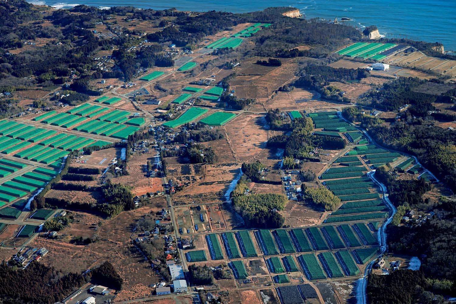 富岡町の一部は帰還困難区域とされ、ここは除染廃棄物の広大な仮置き場になっている。福島県富岡町。2017年1月25日 