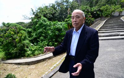 摩文仁の地で戦争体験について話 す大田昌秀元沖縄県知事。2014 年 5 月21日 Photo by Ryuichi HIROKAWA