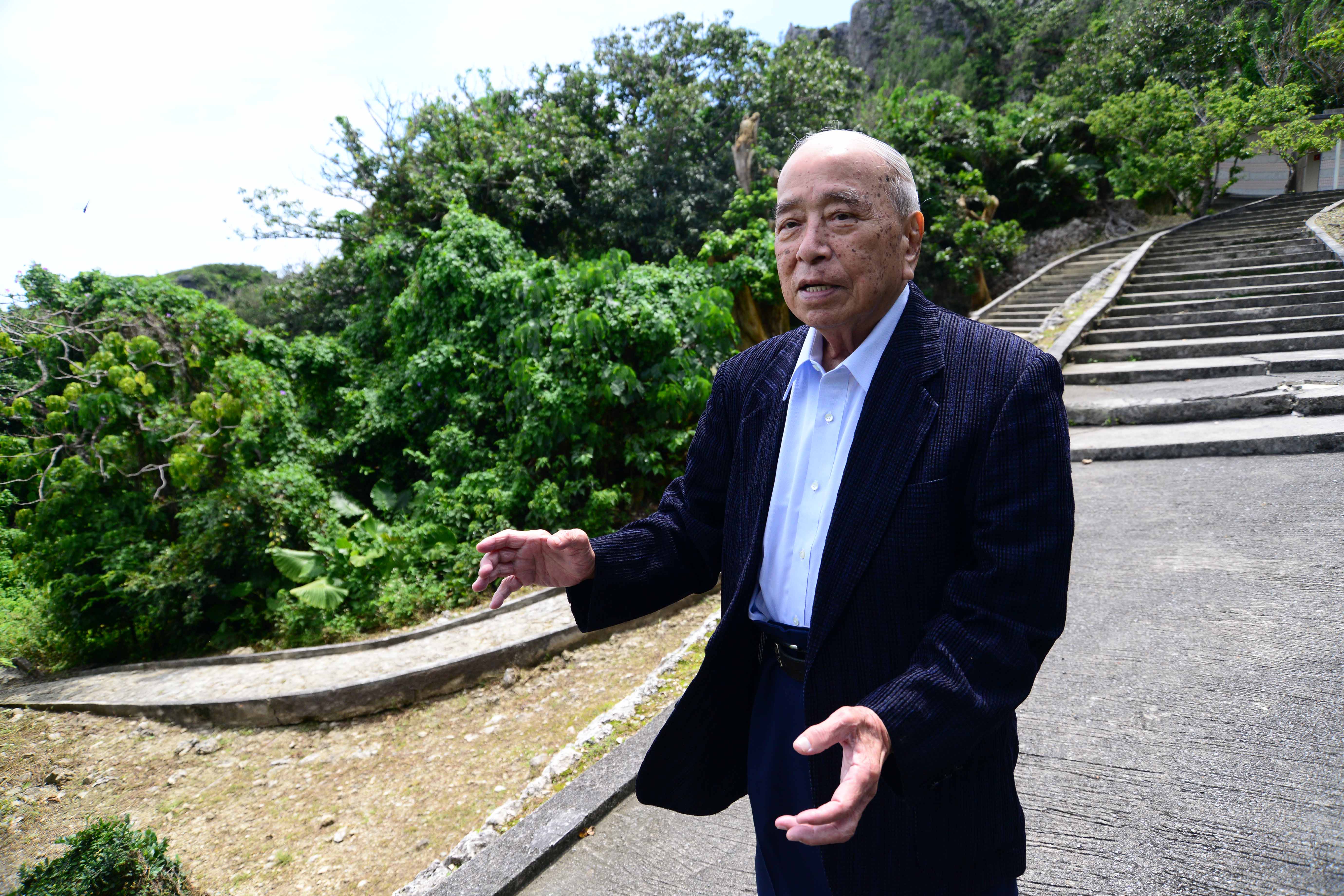 摩文仁の地で戦争体験について話 す大田昌秀元沖縄県知事。2014 年 5 月21日 Photo by Ryuichi HIROKAWA