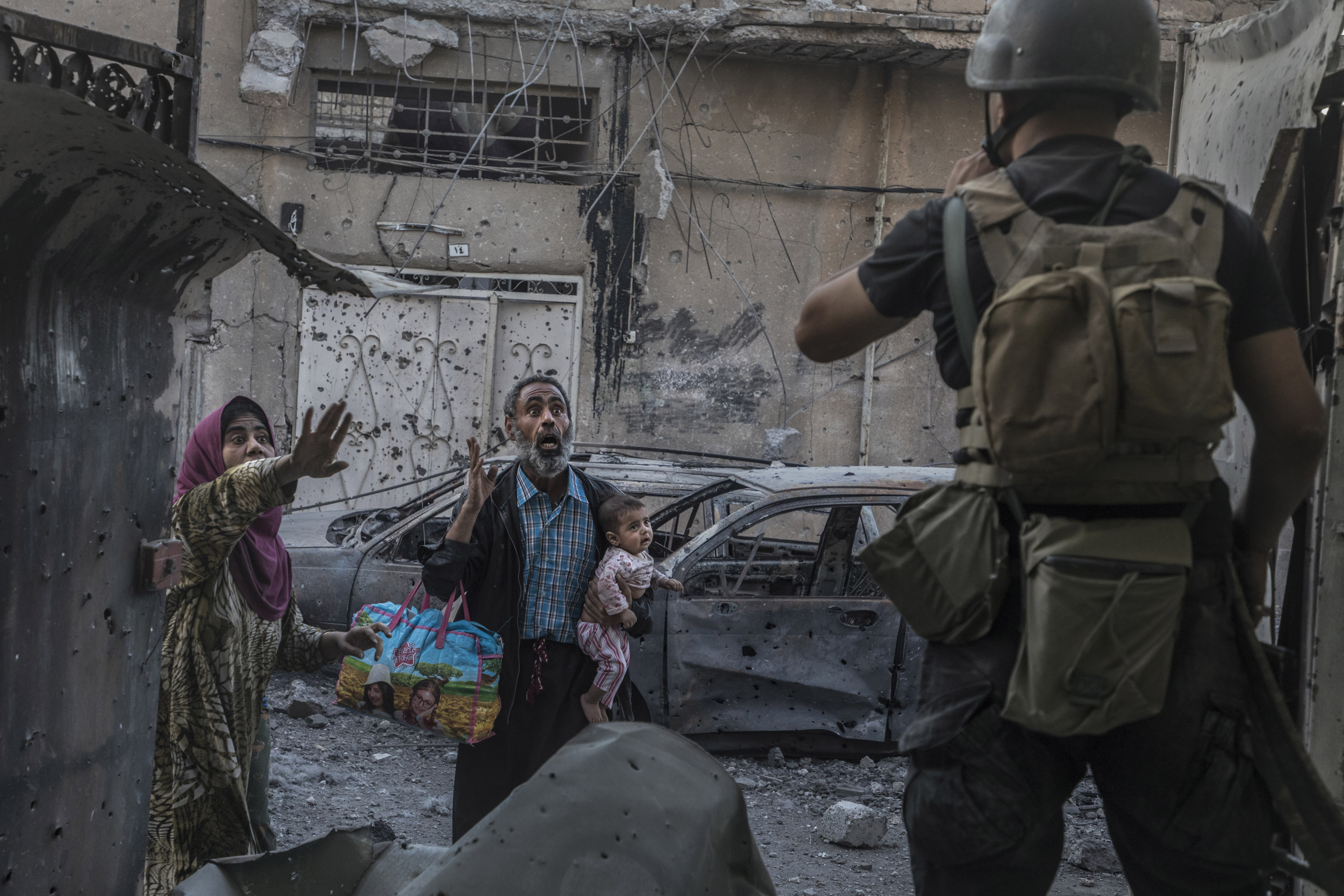 Mossoul, Irak, le 02/06/2017 Un commando de 7 hommes de la 1ère brigade des forces spéciales irakiennes combat Daesh maison par maison pour prendre le contrôle de Sakha, un des derniers quartiers de Mossoul à être encore tenus par le groupe Etat Islamique au nord de la vieille ville. Un des Humvees de la brigade vient d'essuyer un tir de RPG et le tireur est recherché dans les étages des maisons. Les hommes sont tendus, les combattants ennemis n'hésitent pas à faire des attaques suicides et sur les trois maisons reprises en une heure, 2 étaient piégées. Le démineur systématiquement placé en tête du commando vient de jeter une grenade dans la pièce suivante pour la traverser. Elle donne sur la cour arrière, et soudainement, dans les explosions de bombes et les tirs nourris de la rue, ce ne sont pas des combattants de Daesh qui font apparaissent mais des civils en panique. Photo Laurent Van der Stockt pour Le Monde