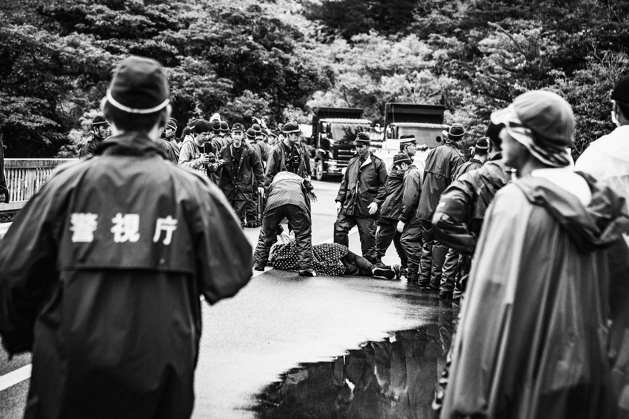機動隊ともみ合いになり倒れた女性は、しばらく立ち上がることができなかった（高江）2016年8月8日
