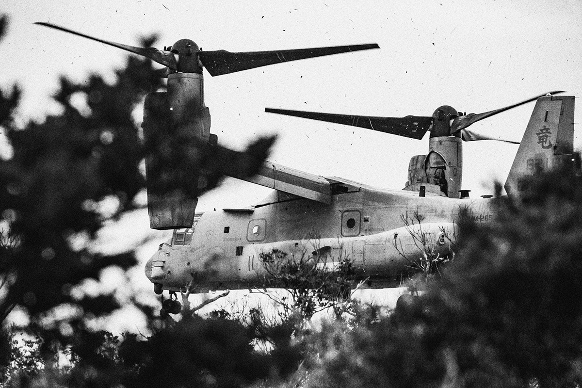 2015年2月に米軍に提供された高江のヘリパッドN4地区に着陸するオスプレイ。強力なダウンウ ォッシュ（ヘリコプターや垂直離着陸機の回転翼が生み出す吹き下ろしの風）で枝や葉が飛び散っている。2017年3月29日
