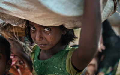 太陽が照りつける中、田んぼの泥道で泣いているロヒンギャ難民の少女。ここにたどり着くまでに、ほとんど睡眠を取らずに何日も歩き続けた。パロンカリ、バングラデシュ。2017年10月16日