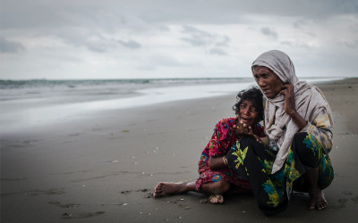 バングラデシュとビルマの国境を舟で越え、浜辺に着いて安堵のあまり泣き出す少女と親類の女性。何百、何千というロヒンギャの人々が、毎日、こうして国境を越えた。写真はすべてコックス・バザール、バングラデシュ。2017年9月29日
