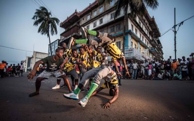 フリータウンの通りで、ストリー ト・ダンスを踊るラフェスト・バ ウンズのメンバーたち。拍手喝さ いを浴びることもあれば、「怠け 者!」と罵しられることもある。 ライトフット・ボストン通り、フ リータウン、シエラレオネ。 2017年10月9日